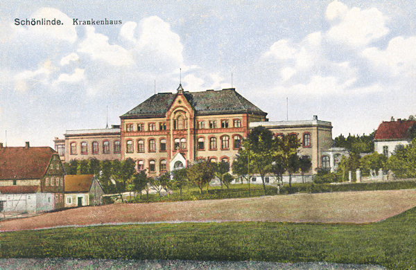 Auf dieser Ansichtskarte aus der ersten Hälfte der 20er Jahre des 20. Jahrhunderts sieht man das Gebäude des schönlindner Krankenhauses, das bis heute am Nordrande der Stadt steht, allerdings heute nur ein Altersheim beherbergt.