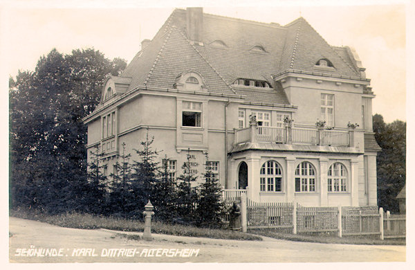 Na pohlednici z roku 1930 vidíme tehdejší domov seniorů Karla Dittricha. Dnes je tato budova ve Smetanově ulici pěkně opravena a slouží jako dětský domov.