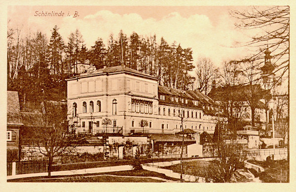 Auf dieser Ansichtskarte sieht man die monumentale Villa des bedeutenden schönlinder Landmanns und Wohltäters Karl Dittrich, die unmittelbar unter dem Kostelní vrch (Kirchberg) stand. Rechts hinter den Bäumen sieht man die Kirche der hl. Maria Magdalena.