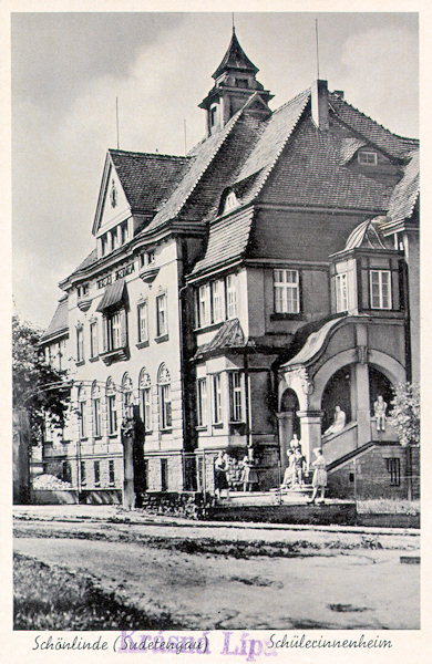 Auf dieser Ansichtskarte aus den 30er Jahren des 20. Jahrhunderts sieht man die monumentale Villa in der Pražská ulice (Pragerstrasse), in der sich vor dem 2. Weltkrieg ein Lehrerinnenheim befand. Später war hier ein Sanatorium und seit dem 1.1.2000 ist hier der Sitz der Verwaltung des Nationalparks České Švýcarsko (Böhmische Schweiz).