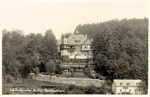 Diese Ansichtskarte zeigt die ehemalige Baumanns Villa, die noch heute an der Nordseite des Tales in Richtung zum Krásný Buk (Schönbüchel) steht.