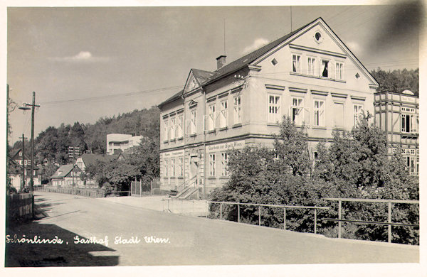 Diese Ansichtskarte zeigt das frühere Gasthaus „Stadt Wien“ in der heutigen Kyjovská ulice (Khaagasse). Es steht auch heute noch, im Laufe der Rekonstruktion verlor es aber den Grossteil seiner architektonischen Detaile.