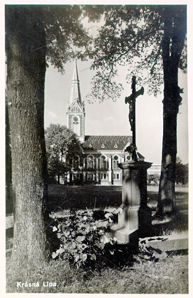 Tato pohlednice zachycuje bývalý Starokatolický kostel od Palmeho kříže, stojícího dodnes u hřbitova.