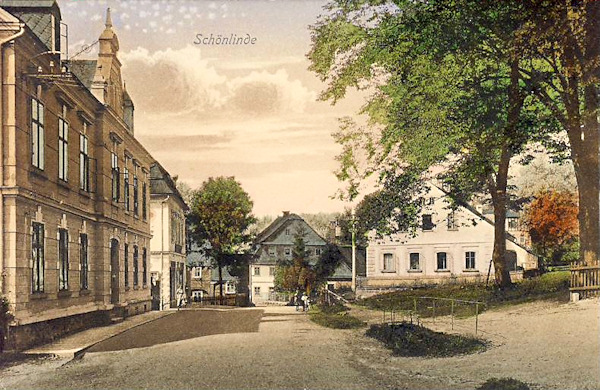 Diese Ansichtskarte zeigt die heutige Kyovská ulice (Khaa-Gasse). Die drei Häuser im Vordergrund stehen auch heute noch, aber das grosse Gebäude im Hintergrund existiert nicht mehr.