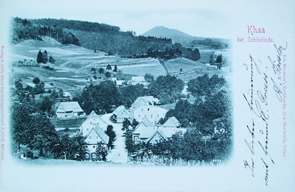 Pohlednice z konce 19. století zachycuje střed obce od jihu. V pozadí je vidět Vlčí hora.