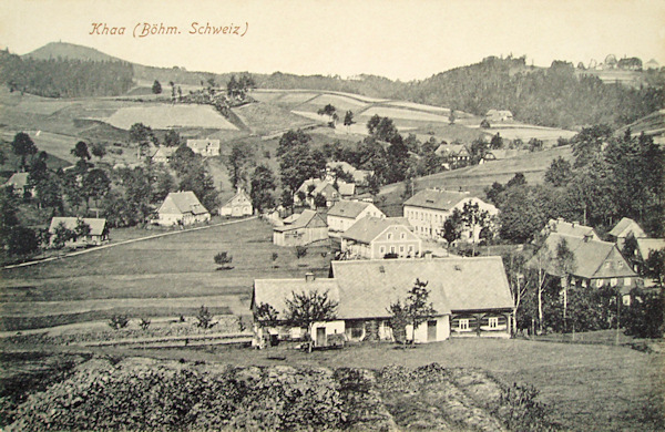 Na této pohlednici vidíme střední část obce z jižní strany. Největší budova po pravé straně je dnes již neexistující hotel U Českého Švýcarska.
