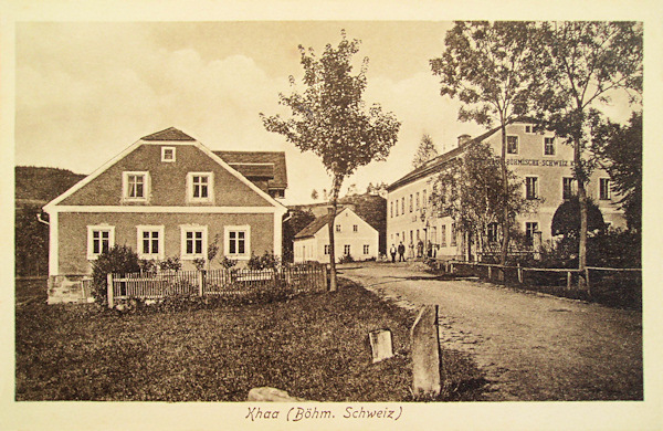 Na této pohlednici vidíme domy uprostřed obce s výstavným hotelem U Českého Švýcarska, který v roce 1992 vyhořel a již nebyl obnoven.