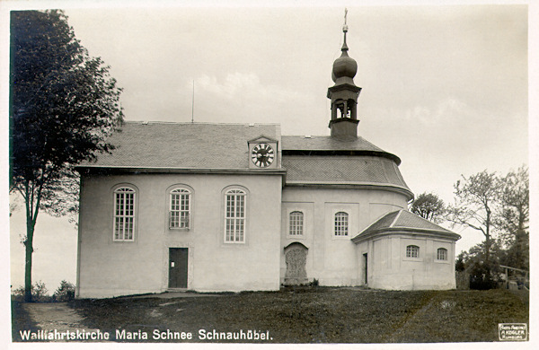 This picture postcard from 1931 shows the pilgrimage church of Our Lady of the Snows built in 1734 by Anna and Johann Liebsch. The small extension on the left side of the church is from 1847.