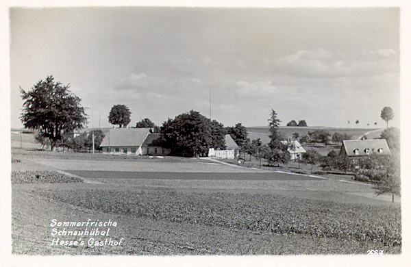 Tato pohlednice zachycuje bývalý Hessův hostinec na severozápadním okraji osady.