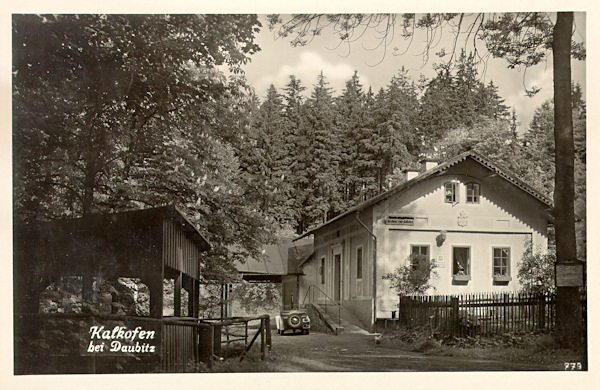 Pohlednice z roku 1941 zachycuje samotu Vápenka, stojící dodnes v lese u silnice z Doubice do Krásné Lípy.