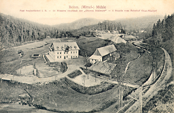 Na pohlednici z doby před 1. světovou válkou vidíme areál bývalého Českého mlýna, obtékaný ze tří stran říčkou Křinicí.