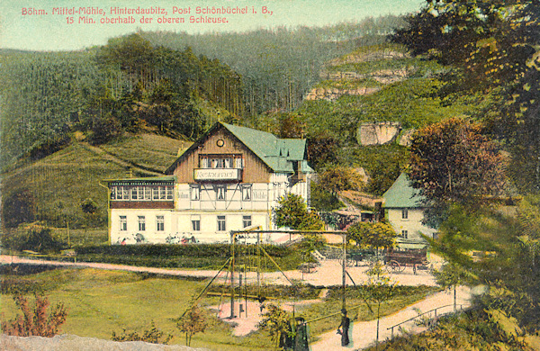 Pohlednice z roku 1912 zachycuje budovu bývalého Českého mlýna z protějšího břehu hraniční říčky Křinice.