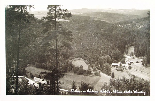 Tato pohlednice zachycuje mlýny na Křinici u Zadní Doubice. Vpravo vidíme bývalý Český mlýn a vlevo dole je dosud stojící Dolní mlýn (Niedermühle) na německé straně hranice.