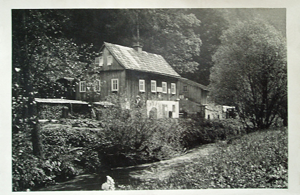 Na této pohlednici vidíme jeden z domků na východním okraji bývalé osady.