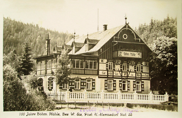 Tato pohlednice představuje hotel Český mlýn v roce 1937, kdy slavil 100 let od svého vzniku. Původní mlýn byl ale podstatně starší.
