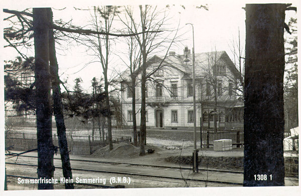Tato pohlednice z roku 1934 zachycuje bývalý hostinec v letovisku Malý Semerink u nádraží Chřibská.