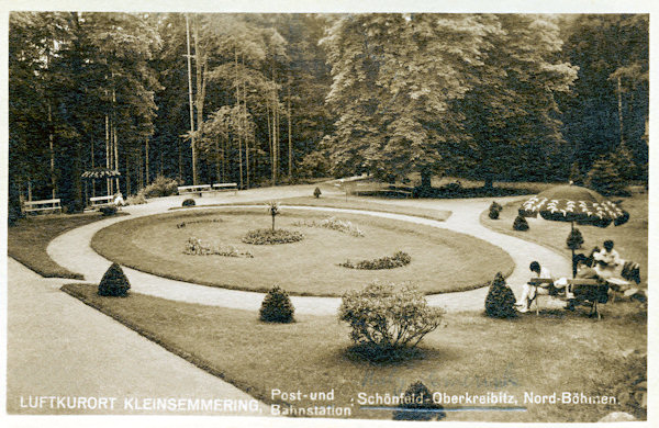 Na pohlednici z doby kolem roku 1930 vidíme část parkové úpravy tehdejšího letoviska.