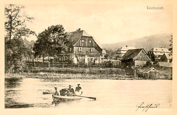 This picture postcard from 1926 shows the then gamekeeper´s lodge at the southern side of the Školní rybník pond. At present it is neatly repaired and serves the State forestry of the Czech Republic.