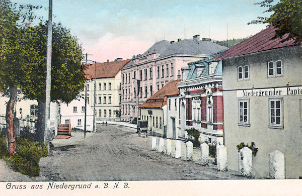 Tato pohlednice z počátku 20. století zachycuje střed obce s výstavnými budovami tehdejší měšťanské (blíže) a obecné školy.