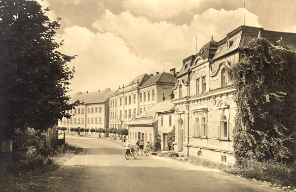 Na pohlednici z 50. let 20. století vidíme střed obce, který se ve srovnání s předchozím obrázkem poněkud změnil. Dva starší domy byly zbořeny, zatímco vpravo stojící vila byla zvýšena o jedno patro.