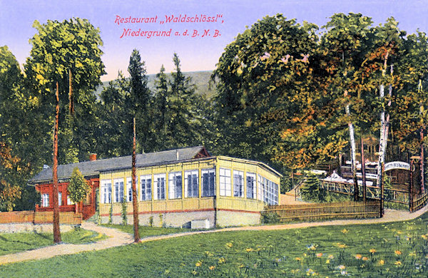 Tato pohlednice zachycuje bývalý hostinec „Lesní zámeček“ s později přistavěnou krytou terasou a zahrádkou.