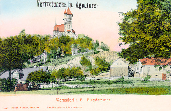 Na pohlednici z počátku 20. století vidíme pohraniční vrch Hrádek s výletní restaurací a rozhlednou, kterou vybudovali členové místní pobočky Horského spolku pro nejsevernější Čechy v letech 1903 - 1904.