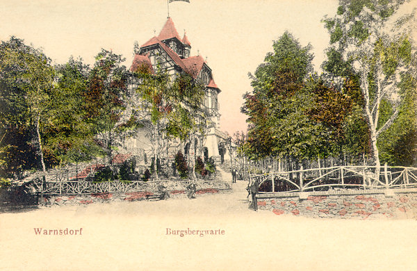 Na pohlednici z počátku 20. století vidíme vrchol Hrádku s parkovou úpravou okolí výletní restaurace.