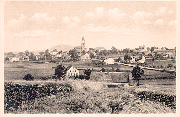 Diese Ansichtskarte zeigt den Ort mit der weithin sichtbaren Dominante der Kirche des hl. Franz Seraph. vom Norden gesehen.