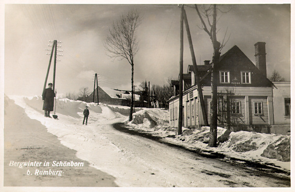 Diese Ansichtkarte aus den Jahren zwischen den Weltkriegen zeigt Schneeverwehungen auf einer aus Varnsdorf (Warnsdorf) führenden Strasse.