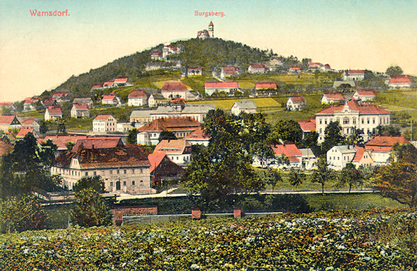 Auf dieser Ansichtskarte von 1911 sieht man den Nordteil der Stadt unter dem Hrádek (Burgsberg). In der Mitte des Bildes stehen die Gebäude des alten Krankenhauses, die später in eine Kaserne verwandelt wurden.