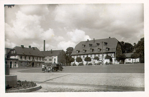 Diese Ansichtskarte aus der Nachkriegszeit zeigt den nordwestlichen Teil des Stadtplatzes mit dem grossen Gebäude des alten Gerichts, in dem sich vor dem 2. Weltkrieg das Hotel „Börse“ befand. Leider wurde dieses denkwürdige Haus im August 1977 abgerissen.