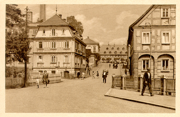Auf dieser Ansichtskarte aus den 50er Jahren des 20. Jahrhunderts ist ein Teil der Národní ulice (Hauptstrasse) zwischen dem Stadtplatz und der Mandaubrücke zu sehen. Im Hintergrund ist das heute nicht mehr existierende alte Gericht.