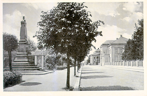 On this picture postcard you see the war memorial which stood opposite to the park in the Národní ulice-street.