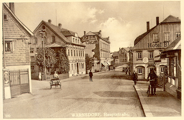 Na této pohlednici vidíme dnešní Národní ulici s bývalým hotelem „Modrá hvězda“ na rohu Husovy ulice (vpravo).