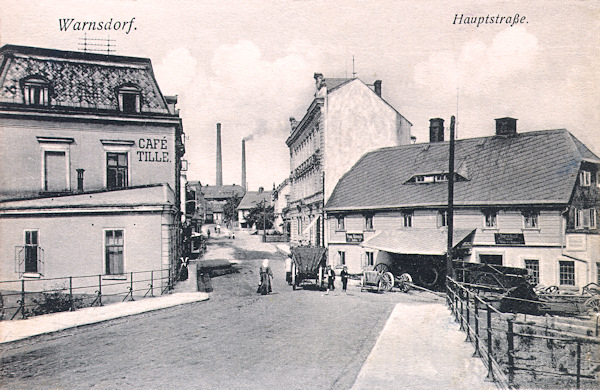 Diese Ansichtskarte vom Anfang des 20. Jahrhunderts zeigt einen Teil der Národní ulice-Gasse (Hauptstrasse) im Blick von der in der Nähe des Bahnhofes stehenden Mandaubrücke.