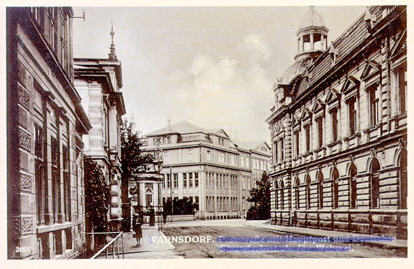 Diese Ansichtskarte aus den Jahren zwischen den beiden Weltkriegen zeigt einen Teil der Poštovní ulice (Poststrasse) mit dem 1899 erbauten Gebäude des Postamts (rechts). Im Hintergrund in der Mitte steht die ehemalige Fachschule für Textilindustrie.
