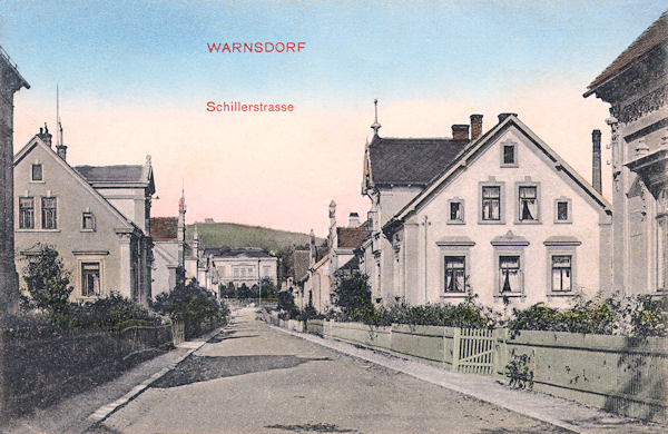 Na pohlednici z roku 1908 vidíme domky v dnešní Dvořákově ulici.