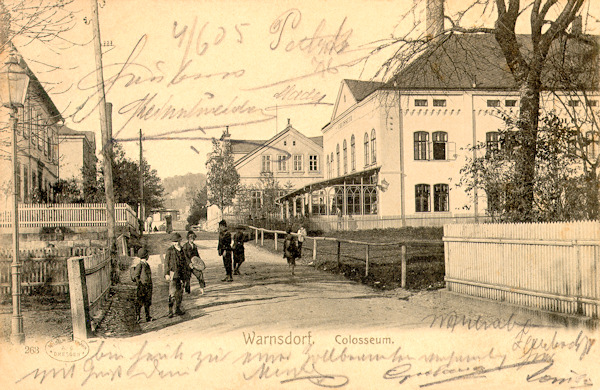 Diese Ansichtskarte vom Anfang des 20.Jahrhunderts zeigt die Mariánská ulice (Mariengasse) mit dem Gebäude des Kolosseums an der rechten Seite.