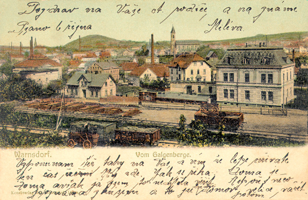 Diese Ansichtskarte von der Wende des 19. und 20. Jahrhundert zeigt die Häuser am Westende des Bahnhofs vom Hange des Šibeniční vrch (Galgenberg) gesehen. Dem Hintergrund dominiert die altkatholischen Kirche von 1875 und am Horizont steht der Hrádek (Burgsberg) noch ohne Ausflugsrestaurant auf seinem Gipfel.