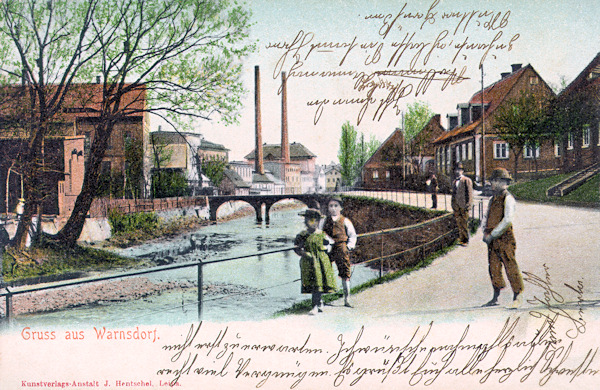 Auf dieser Ansichtskarte vom Anfang des 20. Jahrhunderts sieht man das regulierte Flussbett der Mandava (Mandau) und die alten Häuser der Barvířská ulice (Färbergasse).