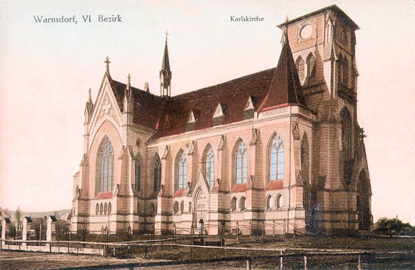 Diese Ansichtskarte aus dem Jahr 1912 zeigt die in den Jahren 1904-1911 nach einem Projekt Anton Möllers erbaute Kirche des hl. Karl Boromäus. Der Kirchturm ist bis heute unvollendet geblieben.