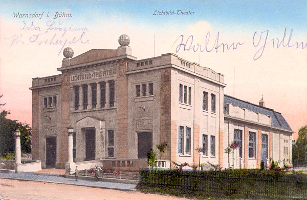 Na této pohlednici vidíme bývalé kino, jehož budova dodnes stojí v ulici generála Svobody.