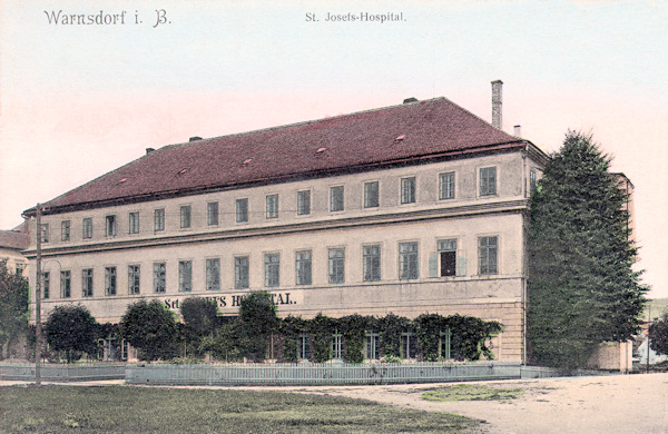 Na pohlednici z počátku 20. století vidíme hlavní budovu varnsdorfské nemocnice sv. Josefa v Nemocniční ulici, přeměněnou později na kasárna.