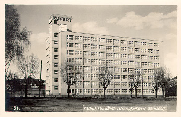Na této pohlednici z počátku 30. let 20. století vidíme první výškovou budovu moderní Kunertovy punčochárny.