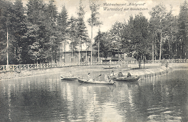 On this picture postcard from the start of the 20th century there is the former excursion place „Edelgrund“ with its pond and boating immediately at the state border between Varnsdorf and Dolní Podluží. At present on its place there is an industrial sedimentation basin.