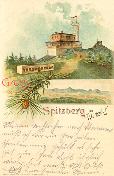 Diese Ansichtskarte vom Ende des 19. Jahrhunderts zeigt das älteste, von Franz Kühnel am 12. Juli 1898 eröffnete Ausflugsrestaurant auf dem Špičák (Spitzberg). Auf der Anhöhe rechts von ihm sieht man noch die ältere, vom hiesigen Gebirgsverein erbaute Aussichtsplattform.
