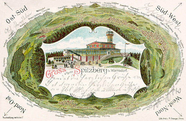 Diese Ansichtskarte zeigt die panoramatische Rundsicht, die der Aussichtsturm beim Restaurant auf dem Špičák am Anfange des 20. Jahrhunderts darbot.