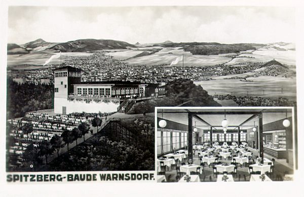 Diese Ansichtskarte zeigt das dritte Restaurant auf dem Gipfel des Spičák (Spitzberg). Es wurde als kleine Baude 1930 gebaut, musste aber bereits 1933 wegen dem grossen Interesse der Besucher vergrössert werden und wurde auch durch einem Aussichtsturm erweitert.