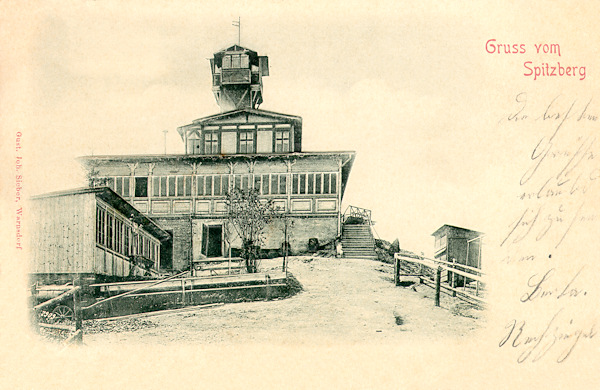 Diese Ansichtskarte zeigt ein Restaurant mit einem Aussichtsturm in Špičák (Spitzberg) einige Jahre vor dem Brand am 26. November 1905.