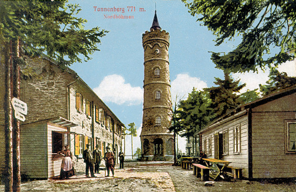Tato pohlednice zobrazuje turistickou chatu a rozhlednu na vrcholu Jedlové.